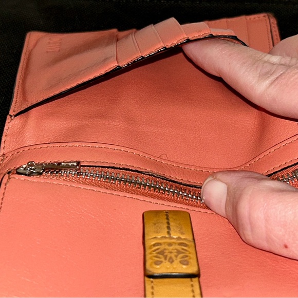 Loewe Calf Skin, Bi-fold Beige Light
Oat/Honey exterior . Papaya Interior. - Picture 8 of 13